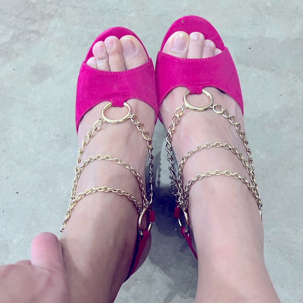 Beautiful hot pink platform sandals. Suede material.